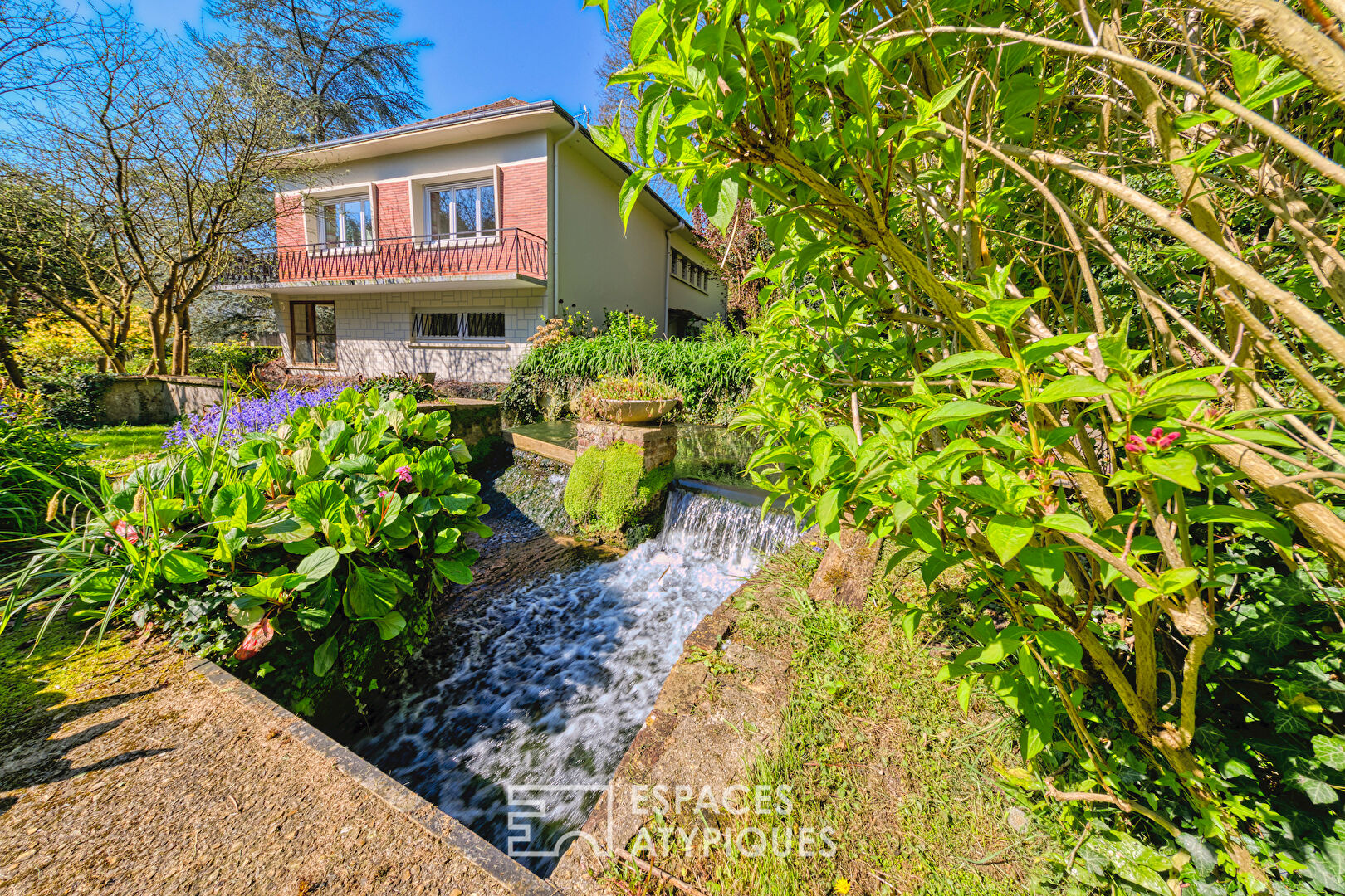 Maison des sixties sur un ancien site d’un moulin à eau et de ses cascades