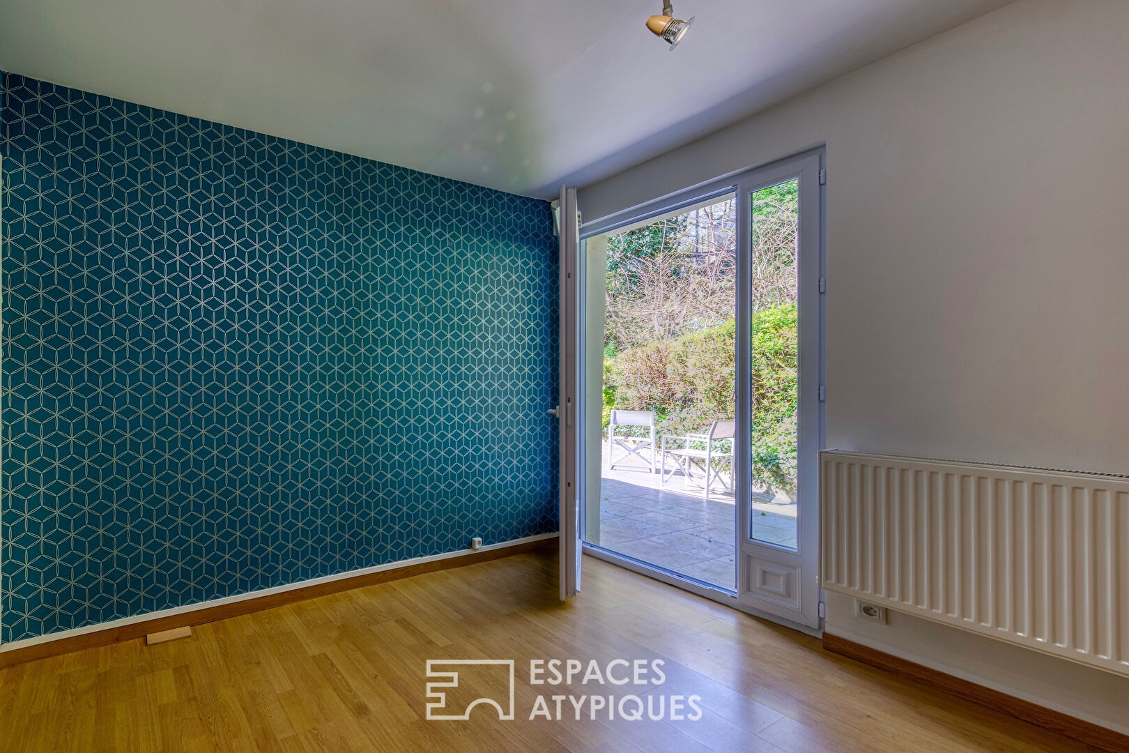 Maison des sixties sur un ancien site d’un moulin à eau et de ses cascades