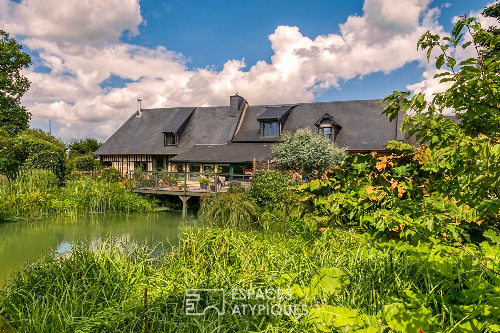 Ancienne étable restructurée avec terrasse sur pilotis et gîte attenant