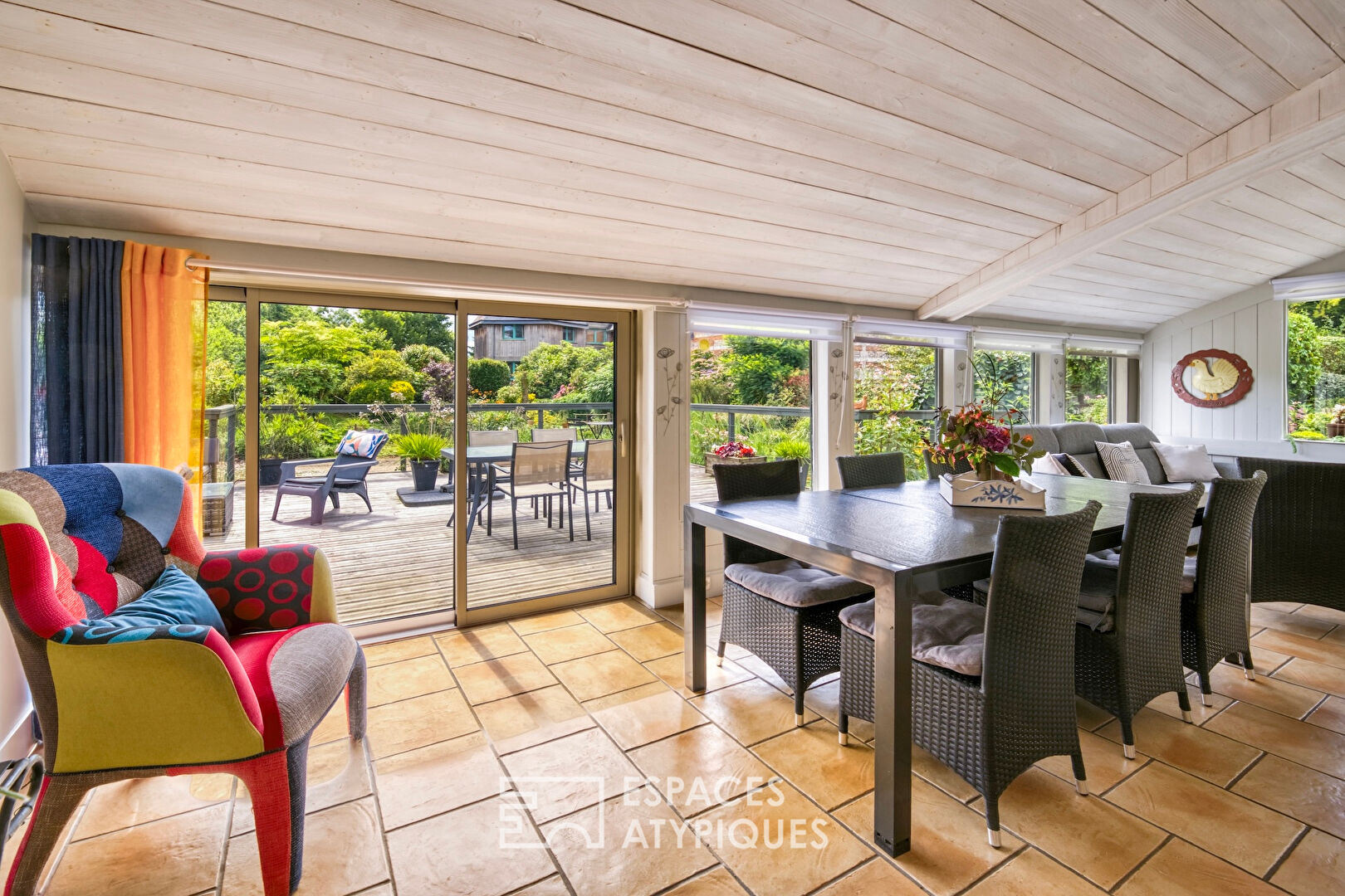 Ancienne étable restructurée avec terrasse sur pilotis et gîte attenant