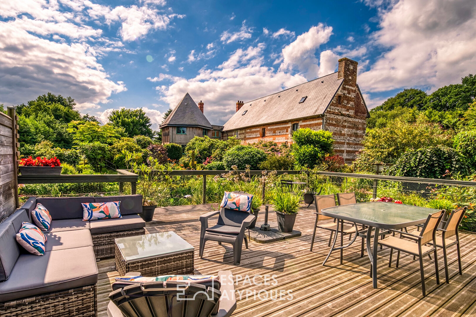 Ancienne étable restructurée avec terrasse sur pilotis et gîte attenant
