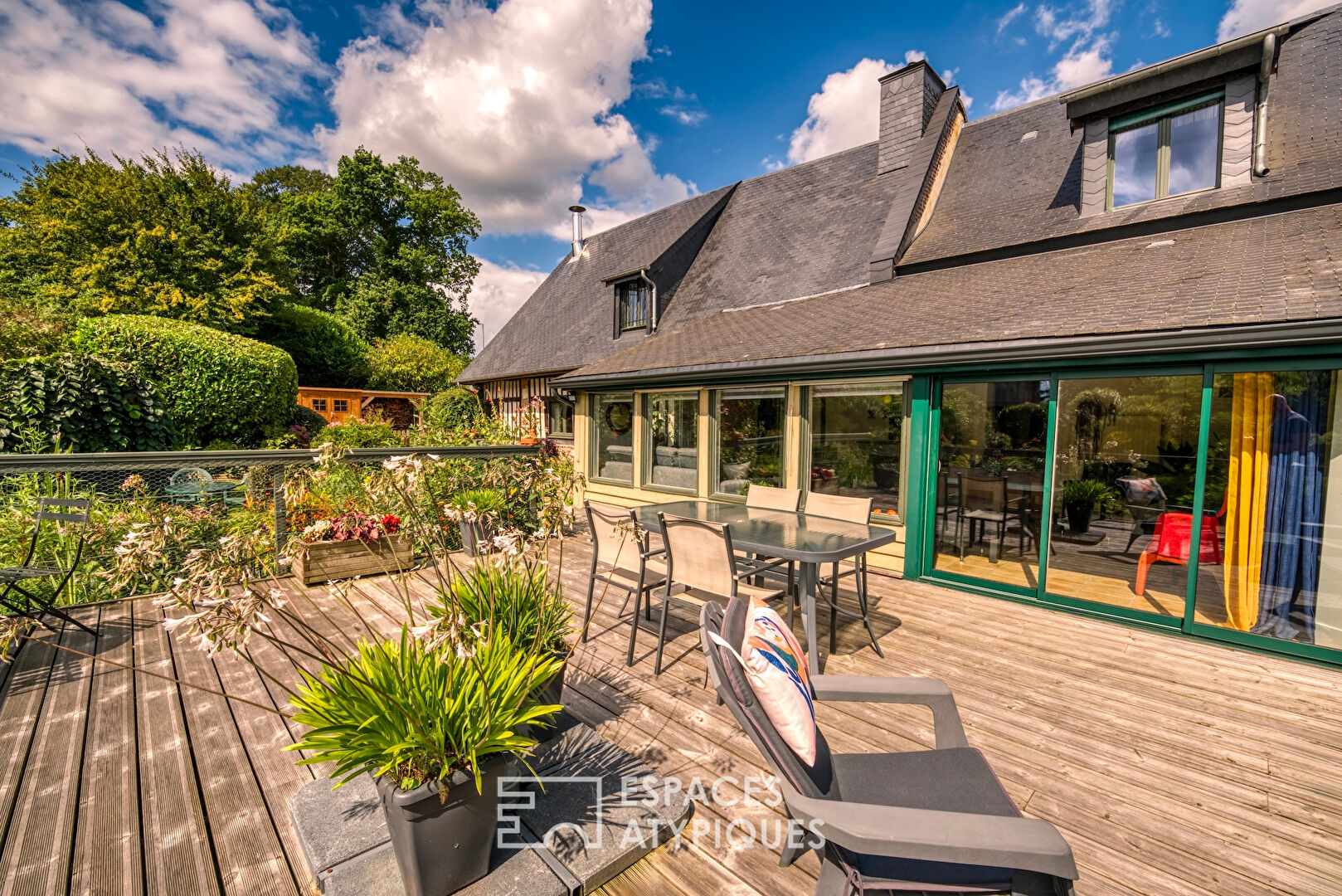 Ancienne étable restructurée avec terrasse sur pilotis et gîte attenant