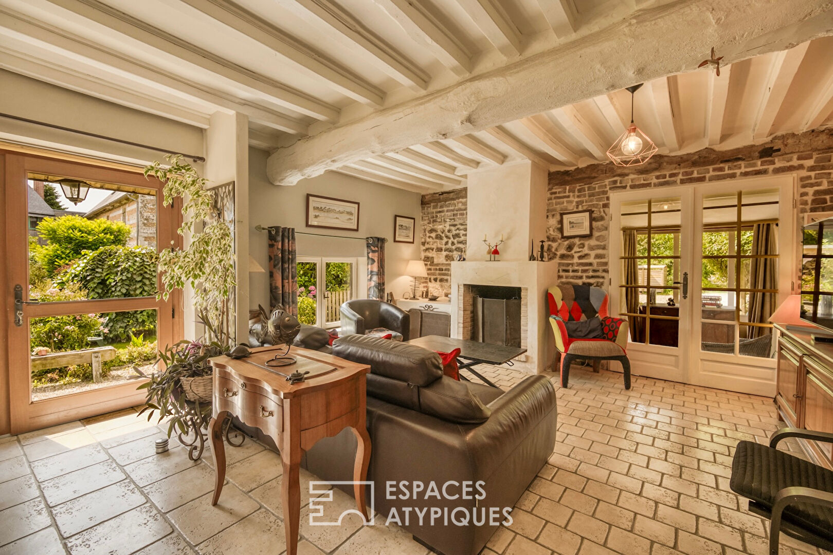 Ancienne étable restructurée avec terrasse sur pilotis et gîte attenant