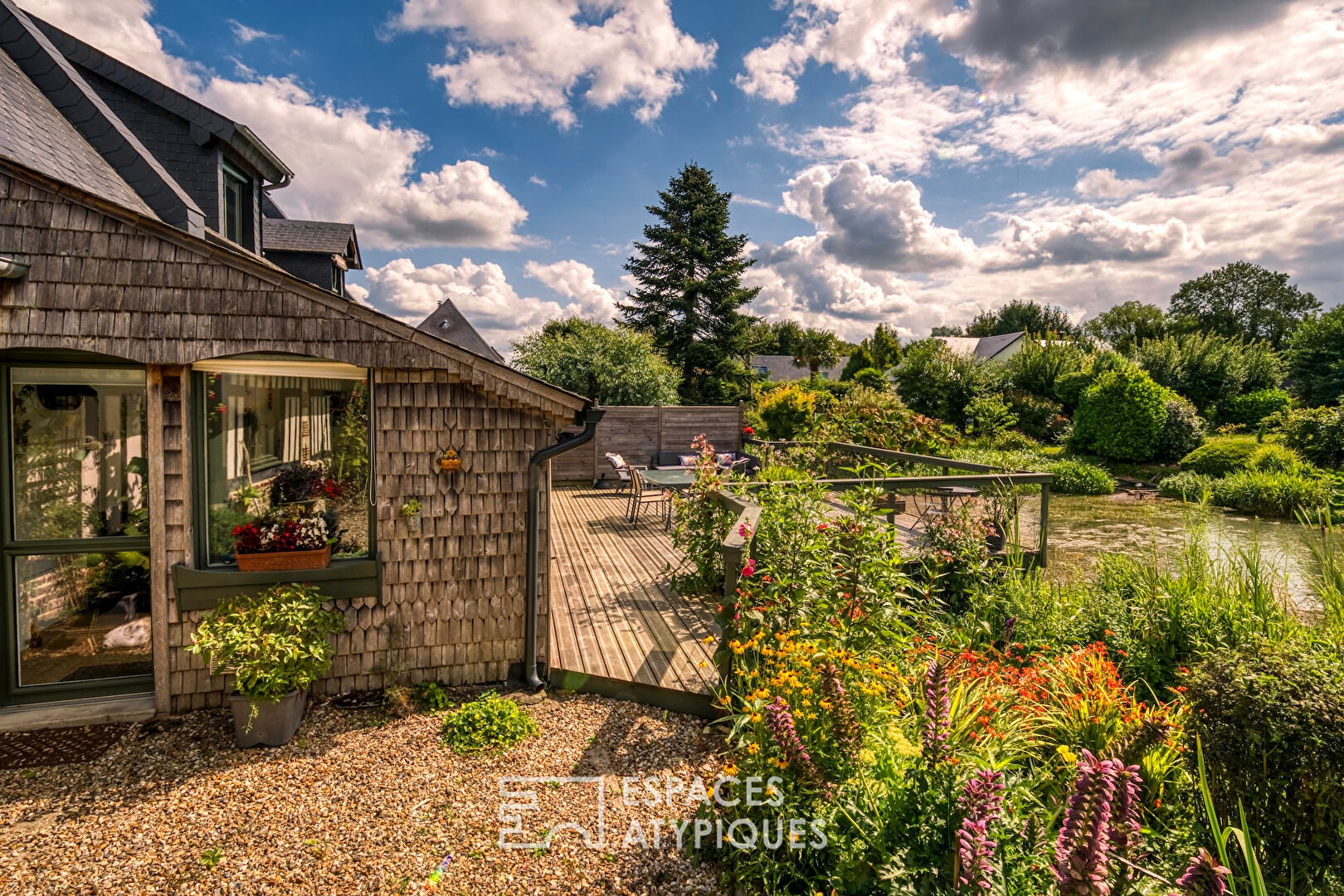 Ancienne étable restructurée avec terrasse sur pilotis et gîte attenant