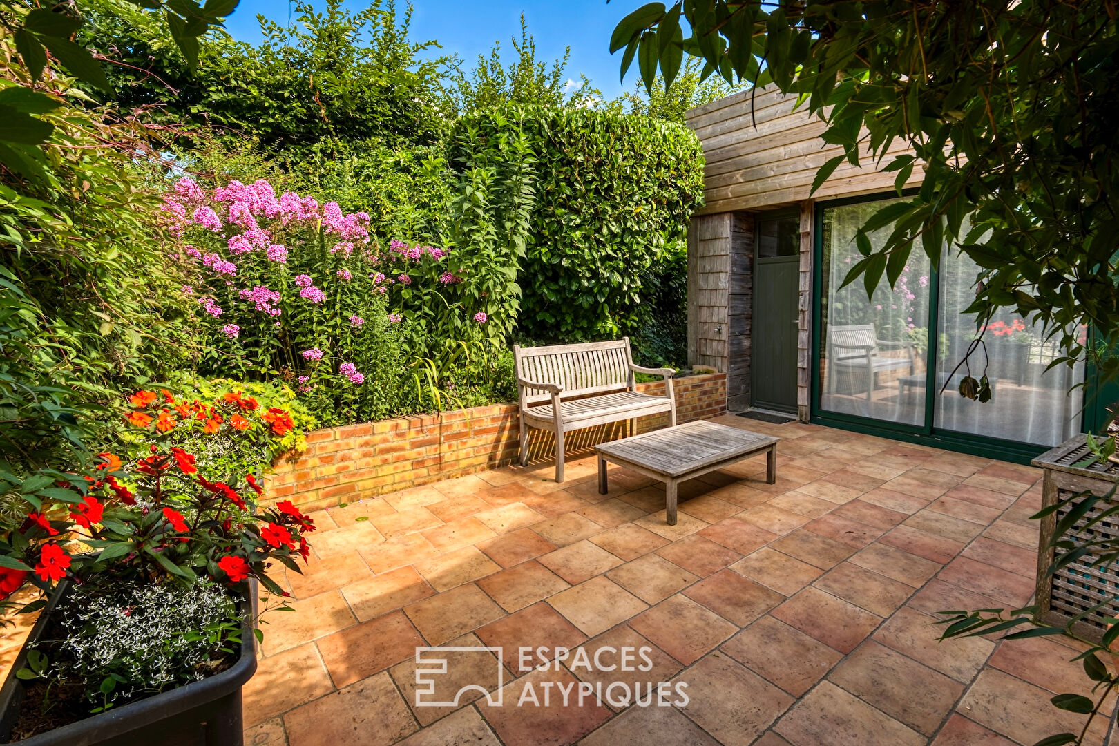 Ancienne étable restructurée avec terrasse sur pilotis et gîte attenant
