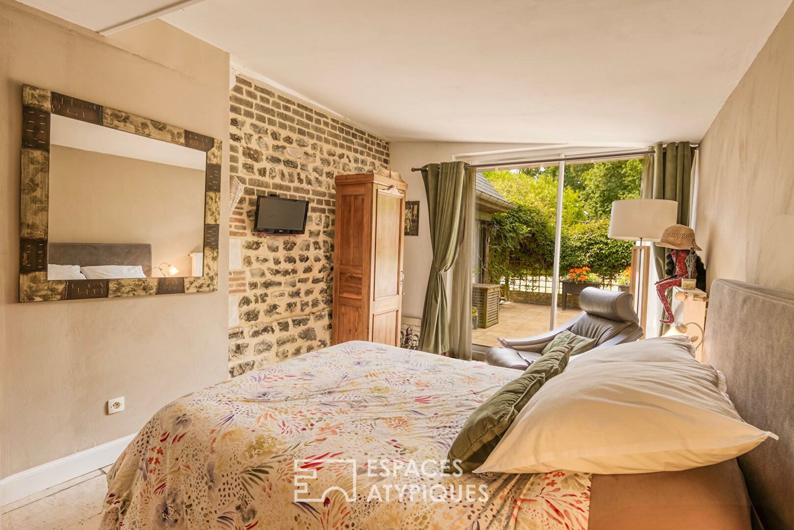 Ancienne étable restructurée avec terrasse sur pilotis et gîte attenant