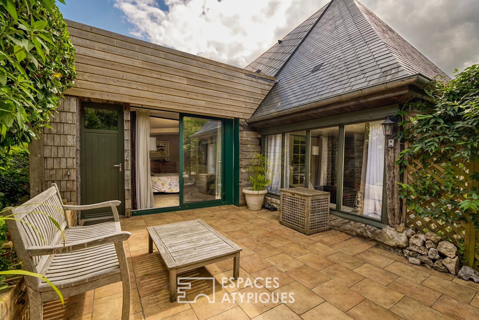 Ancienne étable restructurée avec terrasse sur pilotis et gîte attenant