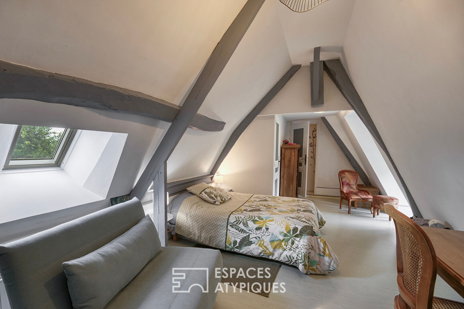 Ancienne étable restructurée avec terrasse sur pilotis et gîte attenant
