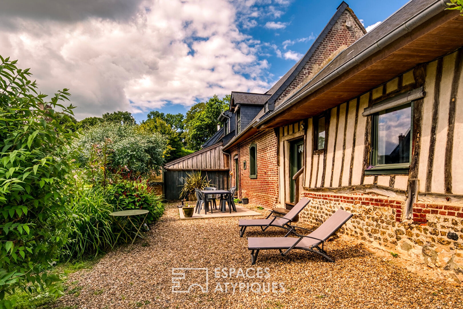 Ancienne étable restructurée avec terrasse sur pilotis et gîte attenant
