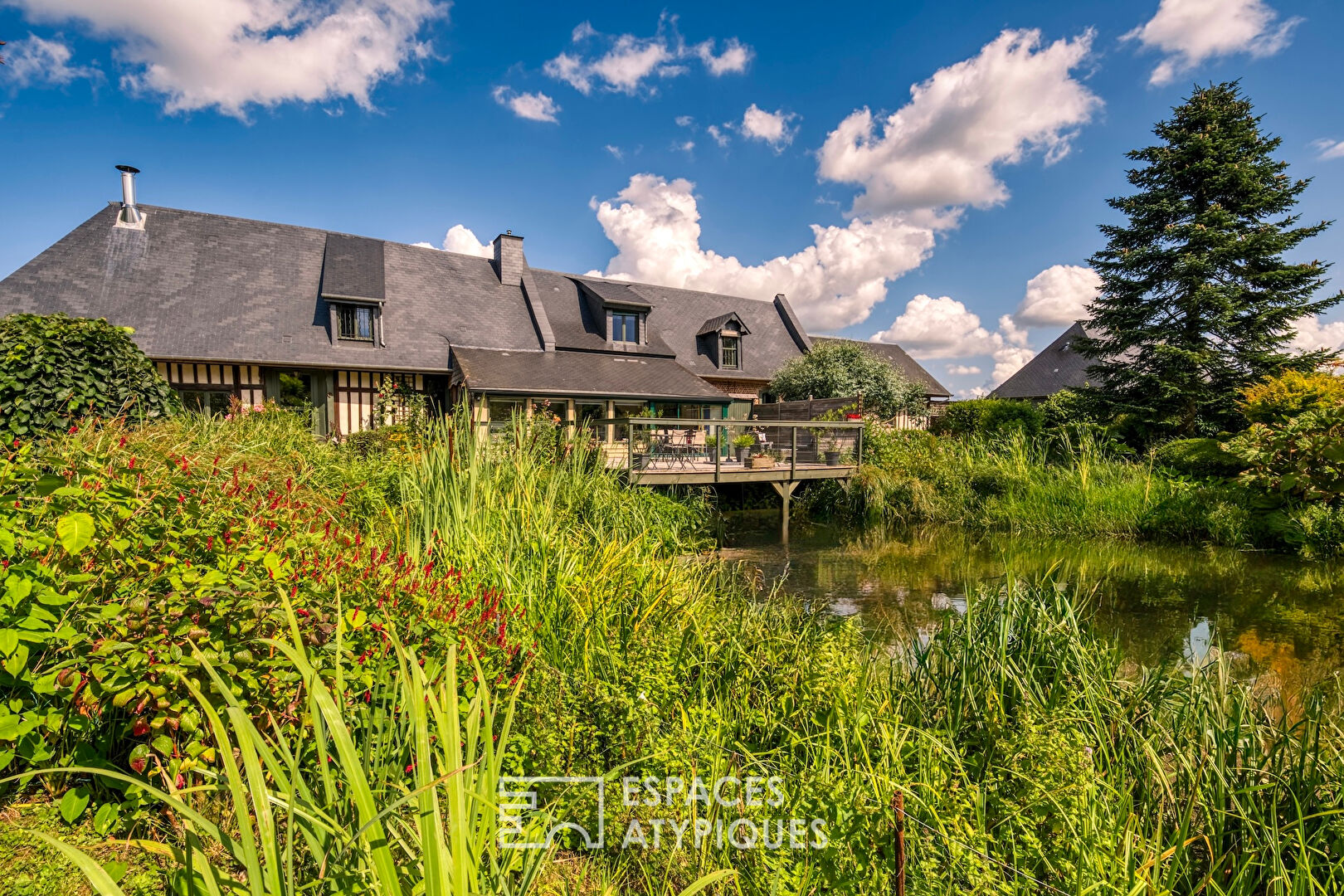 Ancienne étable restructurée avec terrasse sur pilotis et gîte attenant