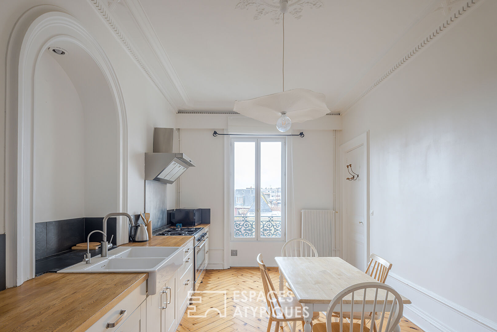 Furnished Haussmann apartment with a view