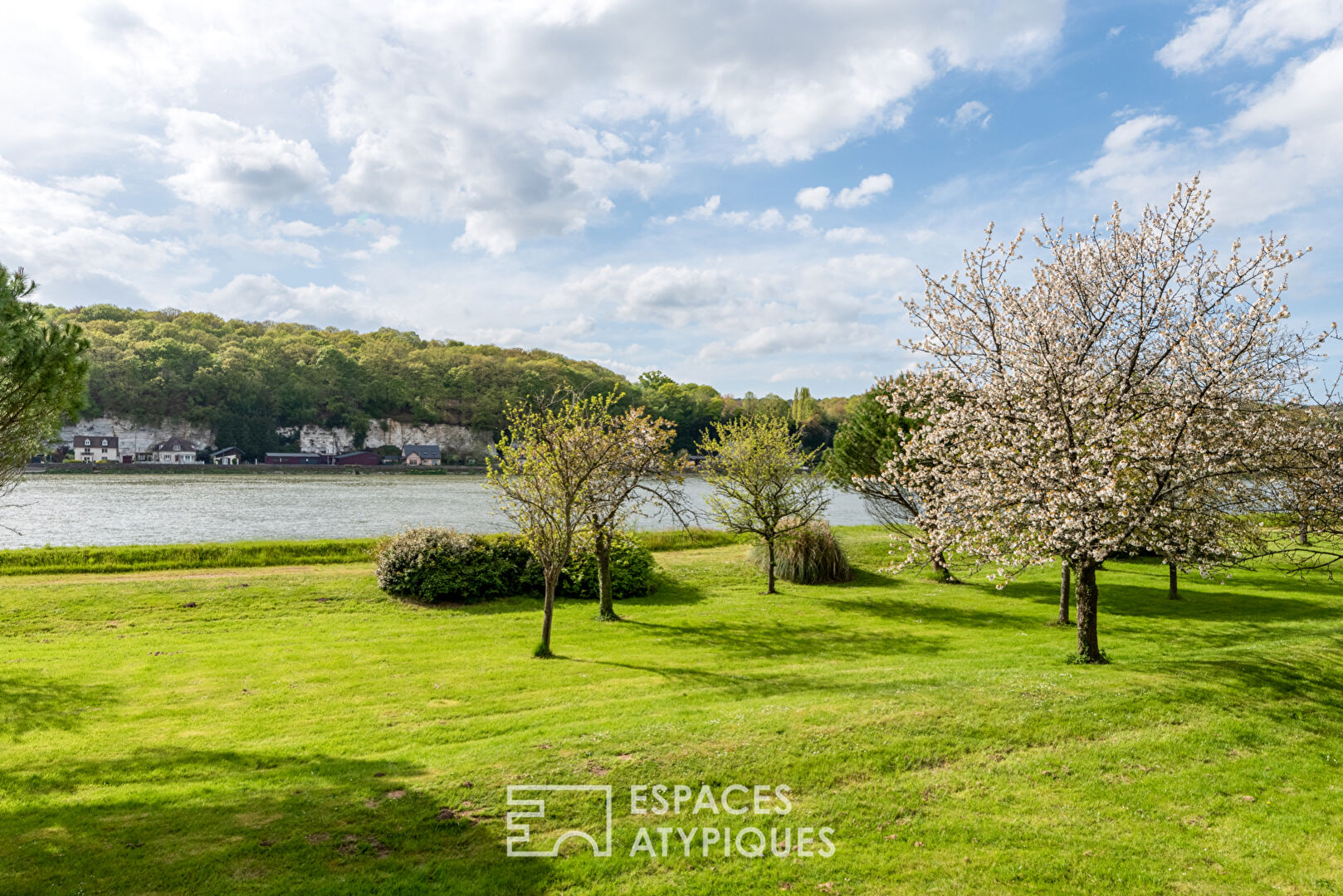Chaumière rénovée en bord de Seine avec 3 dépendances dans un parc arboré