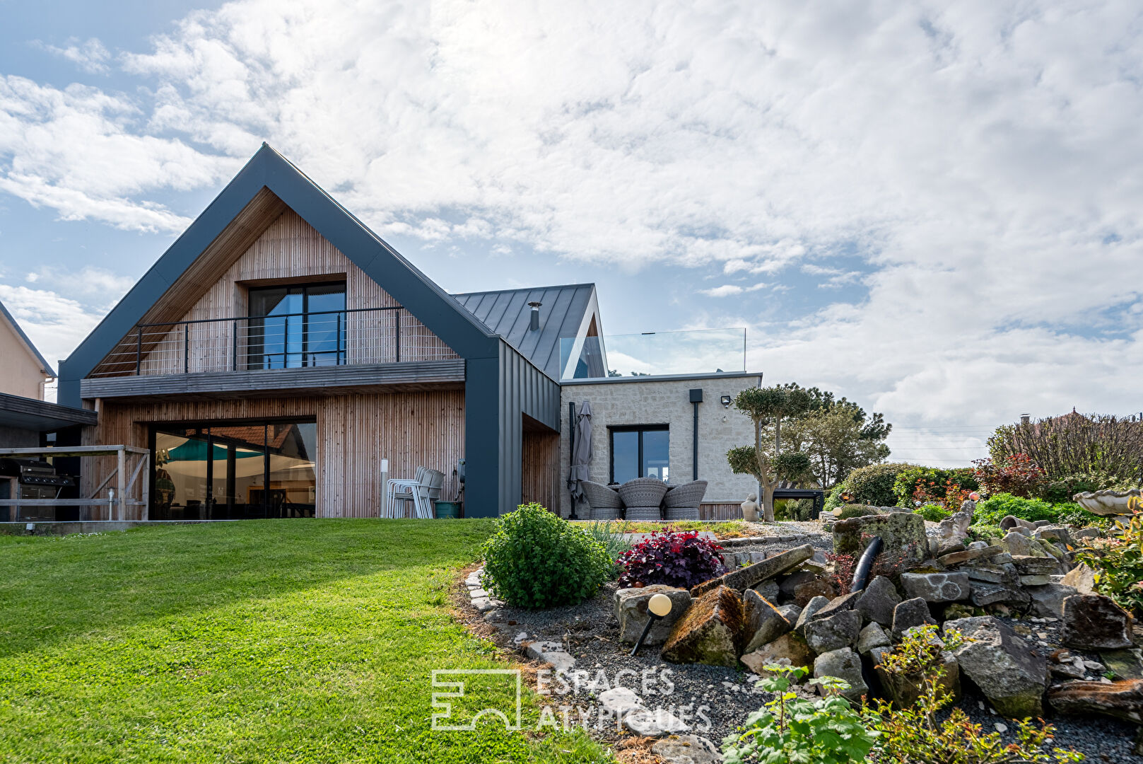 Rare house overlooking the sea and the city at 180°, swimming pool and outbuildings