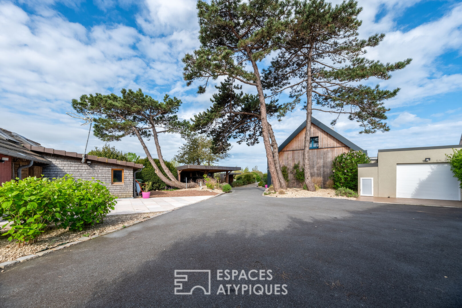 Rare house overlooking the sea and the city at 180°, swimming pool and outbuildings