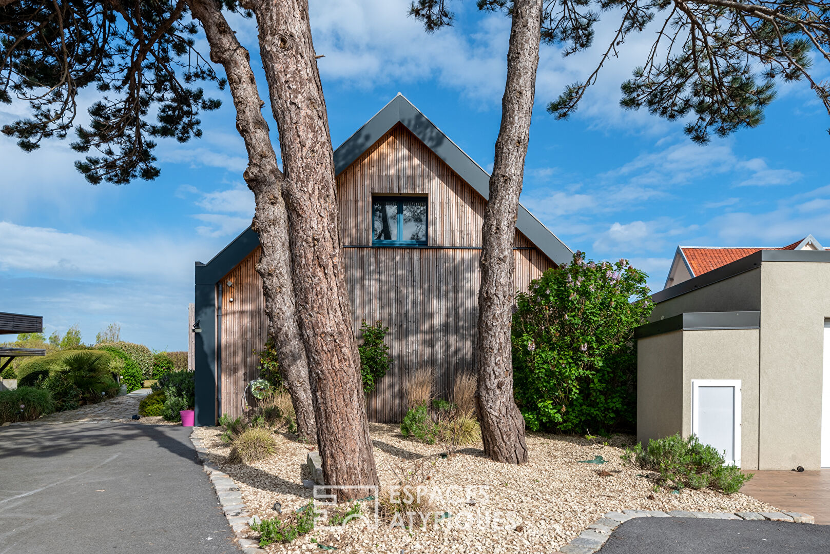 Rare house overlooking the sea and the city at 180°, swimming pool and outbuildings