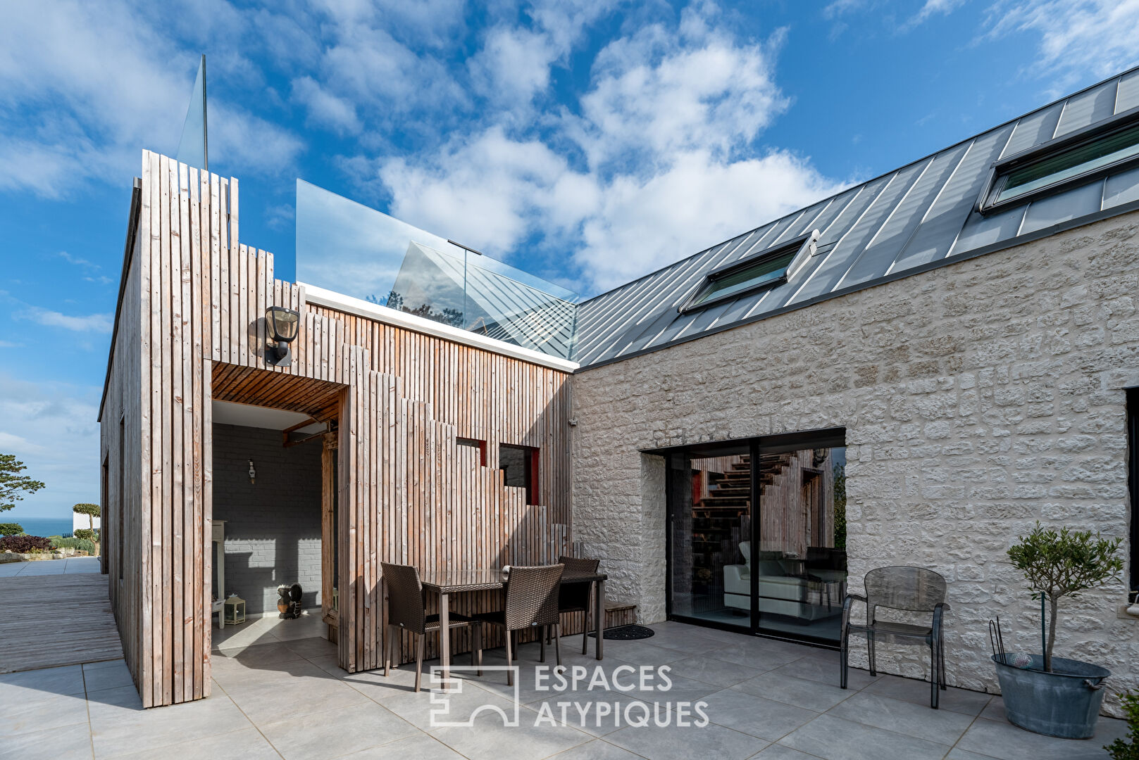 Rare house overlooking the sea and the city at 180°, swimming pool and outbuildings