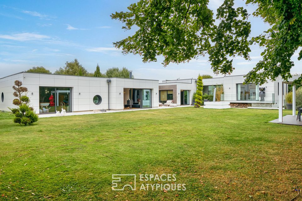 Villa d'architecte lumineuse, design et élégante avec spa de nage