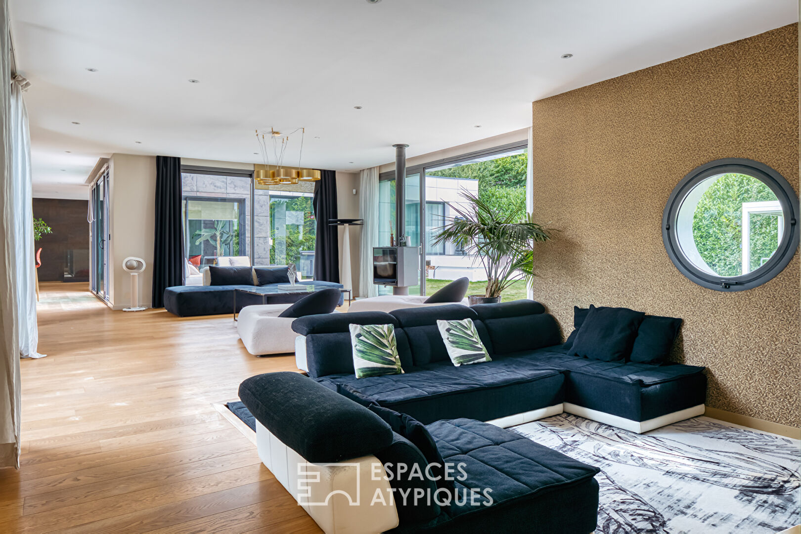Villa d’architecte lumineuse, design et élégante avec spa de nage