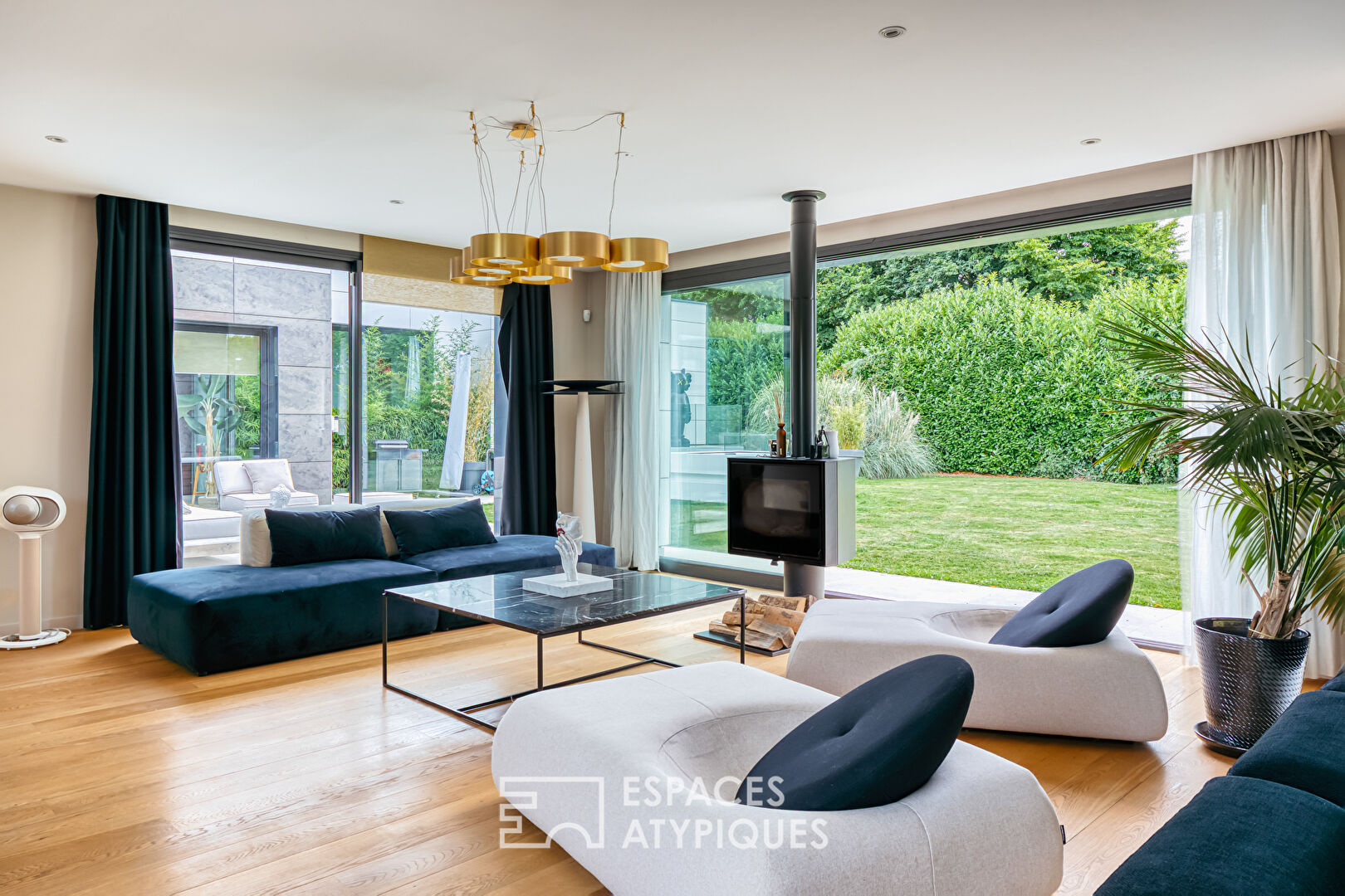 Villa d’architecte lumineuse, design et élégante avec spa de nage