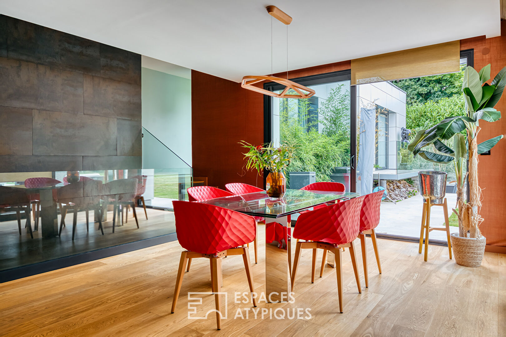Villa d’architecte lumineuse, design et élégante avec spa de nage
