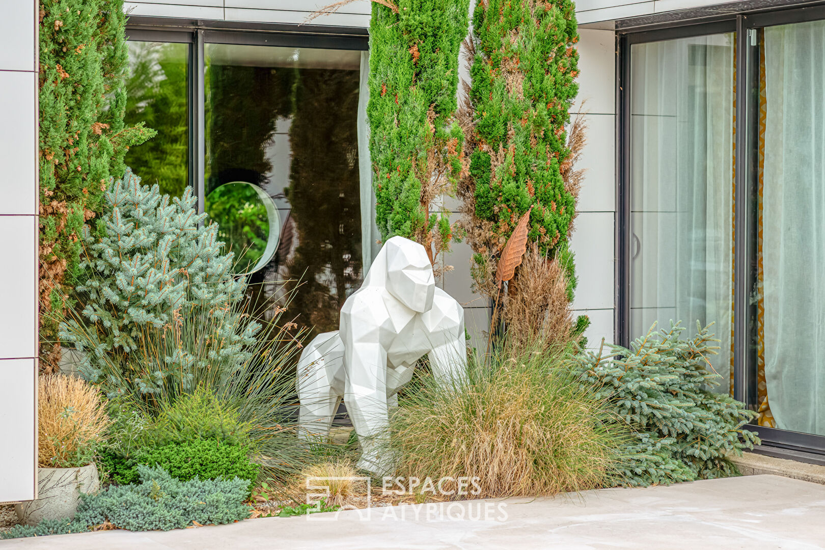 Villa d’architecte lumineuse, design et élégante avec spa de nage