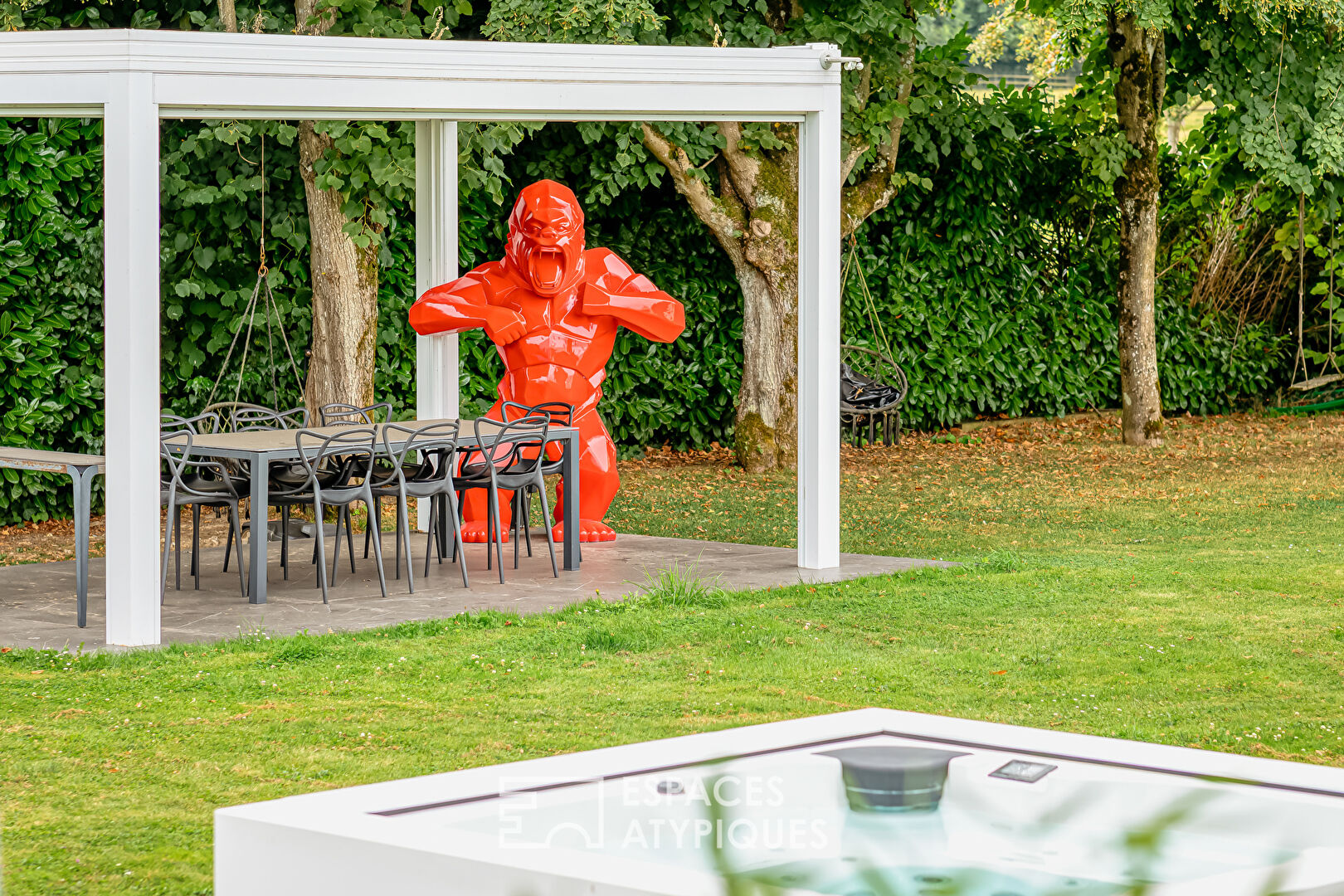 Villa d’architecte lumineuse, design et élégante avec spa de nage