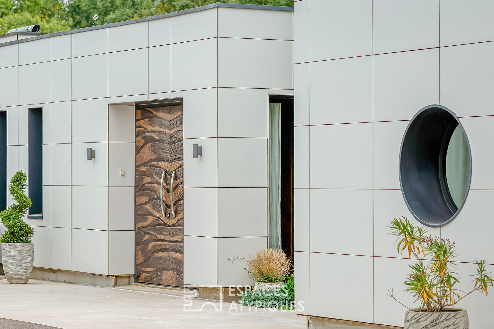 Villa d’architecte lumineuse, design et élégante avec spa de nage