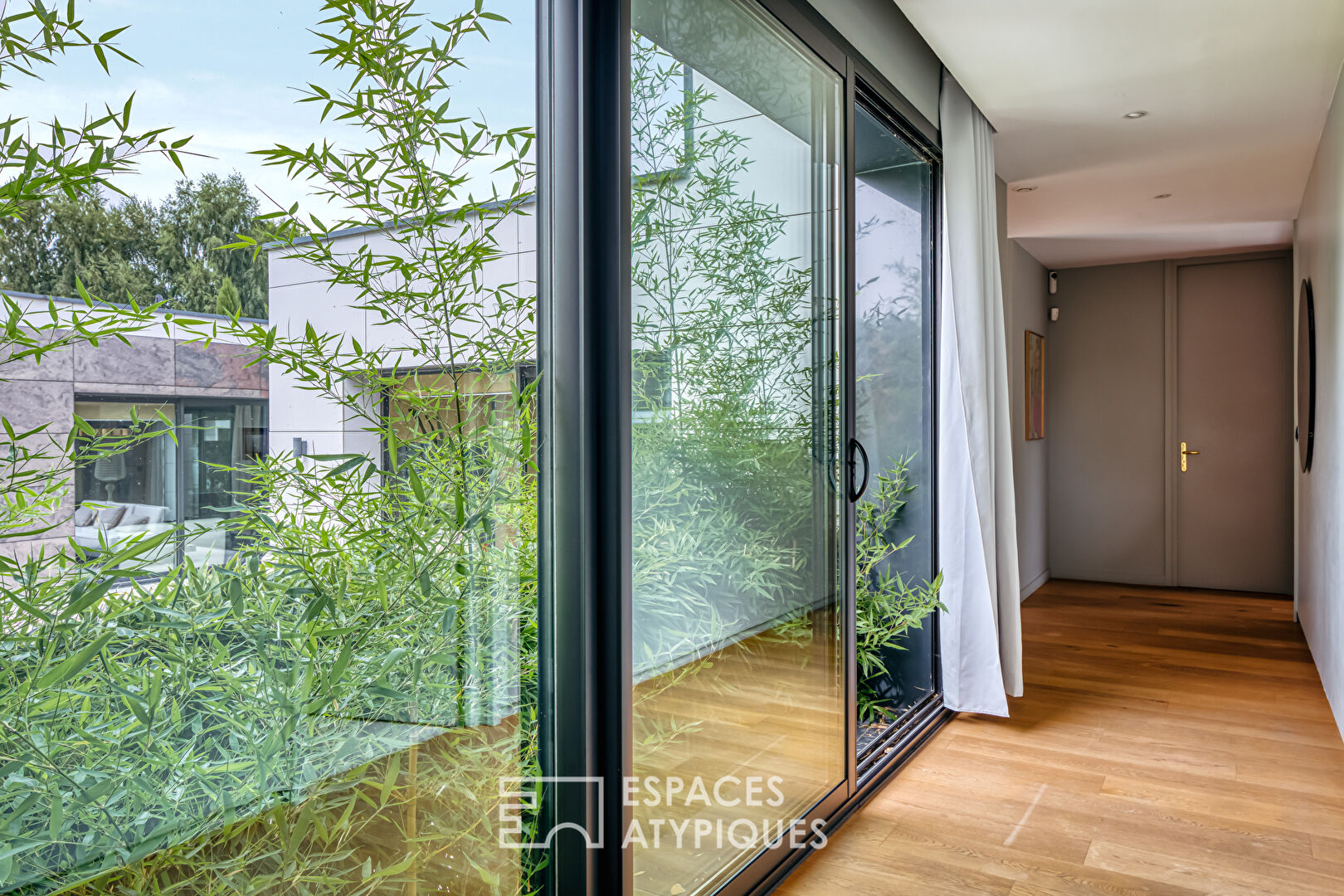 Villa d’architecte lumineuse, design et élégante avec spa de nage