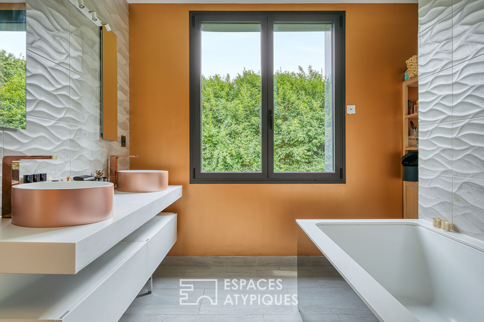 Villa d’architecte lumineuse, design et élégante avec spa de nage