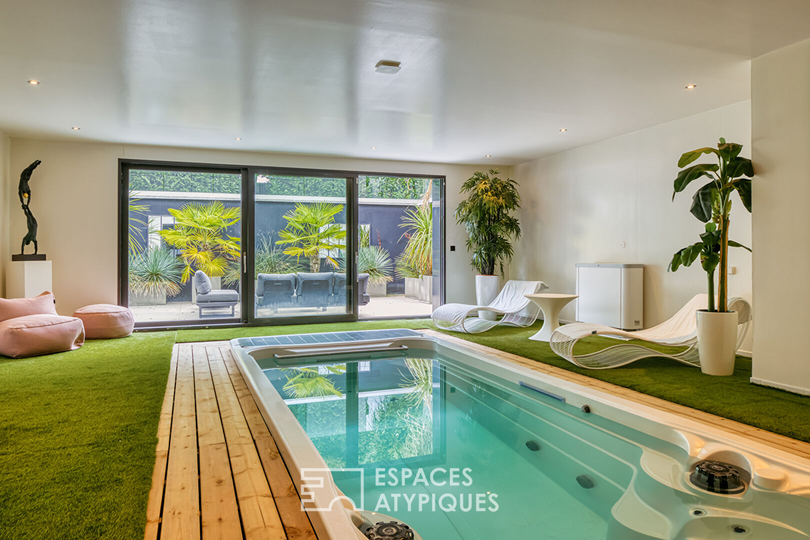 Villa d’architecte lumineuse, design et élégante avec spa de nage