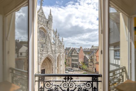 Haussmann style with a view of its past, Gateway to the antiques district