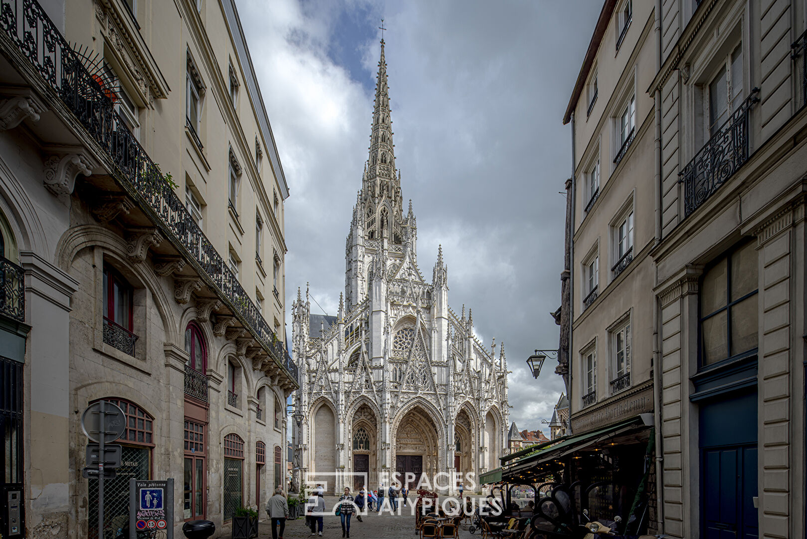 Haussmann style with a view of its past, Gateway to the antiques district