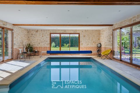 Villa contemporaine sur jardin paysagé avec piscine couverte