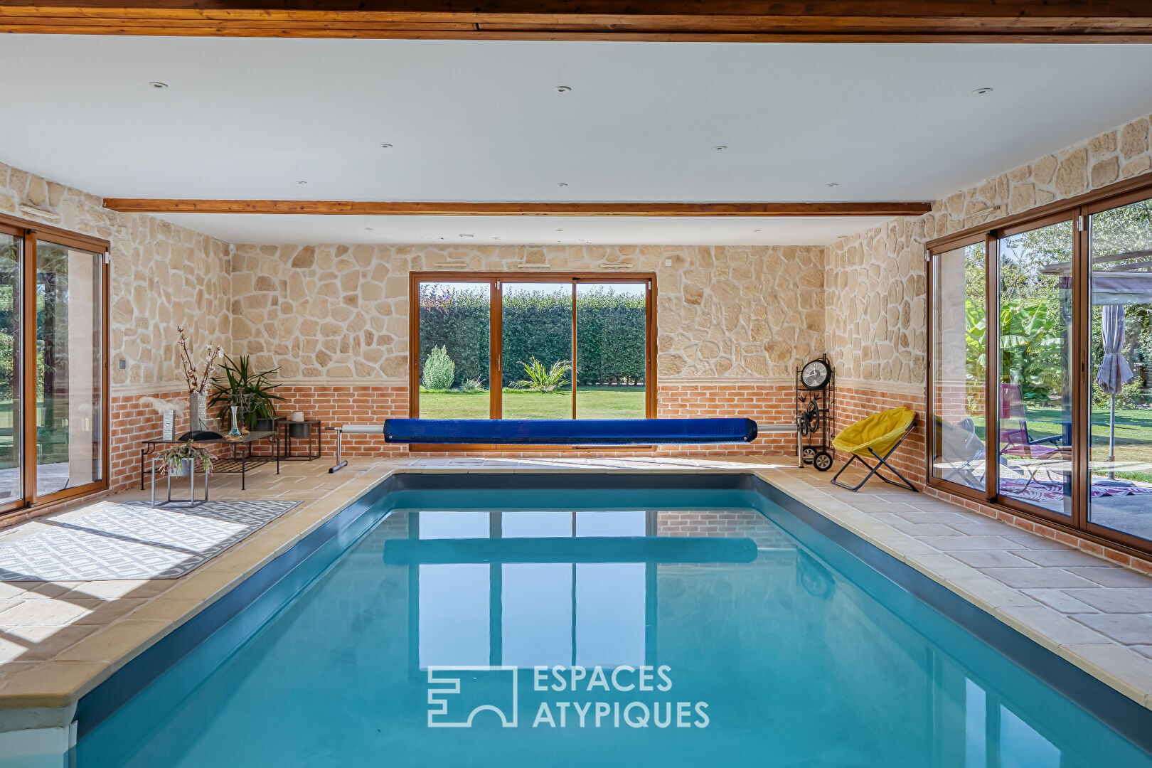Villa contemporaine sur jardin paysagé avec piscine couverte
