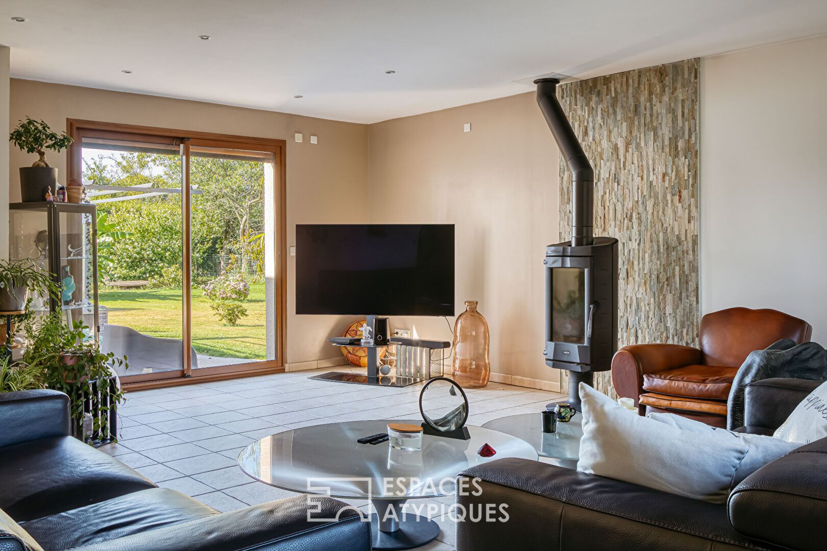 Villa contemporaine sur jardin paysagé avec piscine couverte
