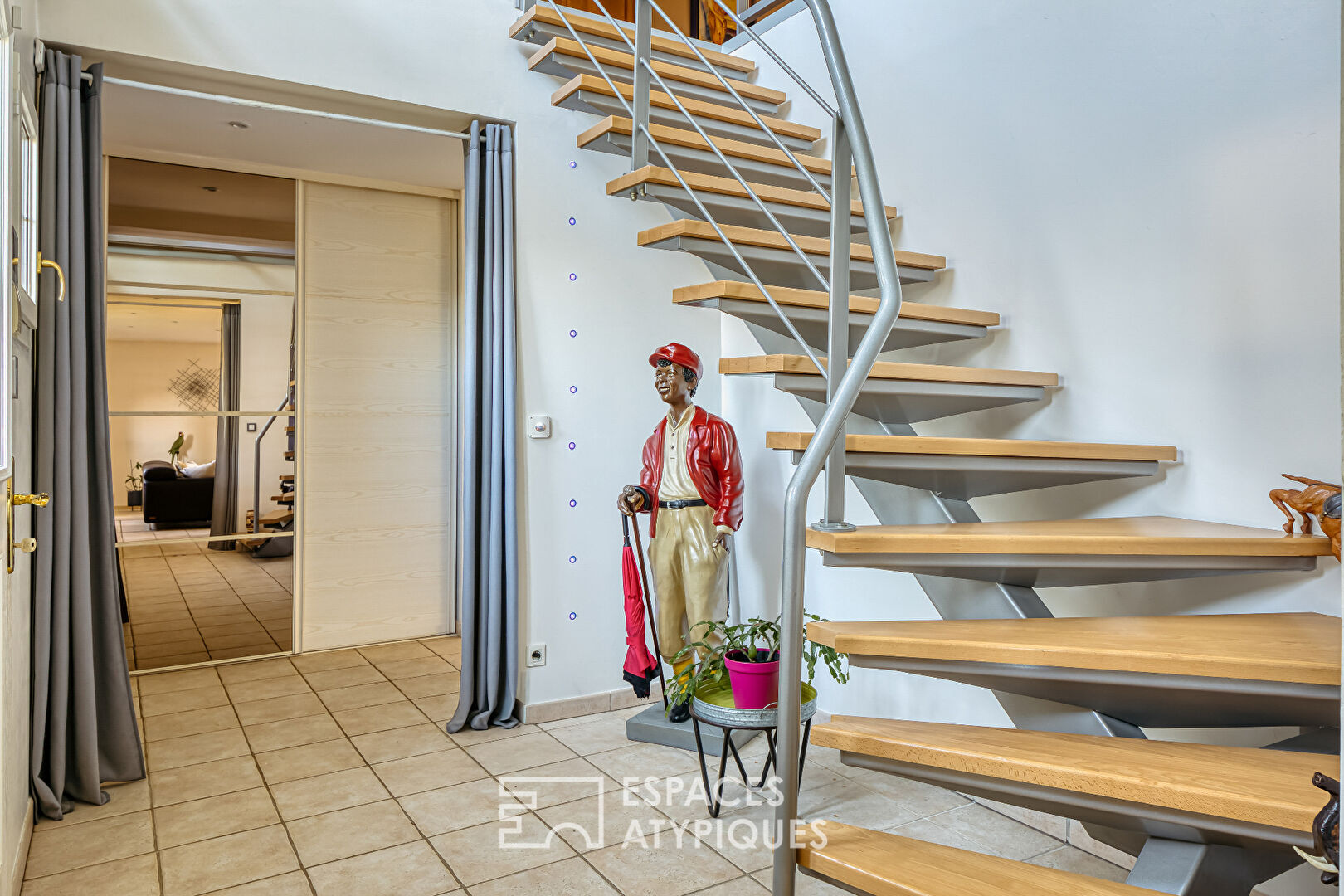 Villa contemporaine sur jardin paysagé avec piscine couverte