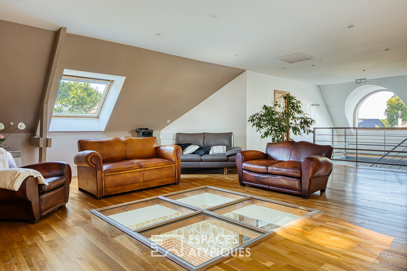 Villa contemporaine sur jardin paysagé avec piscine couverte