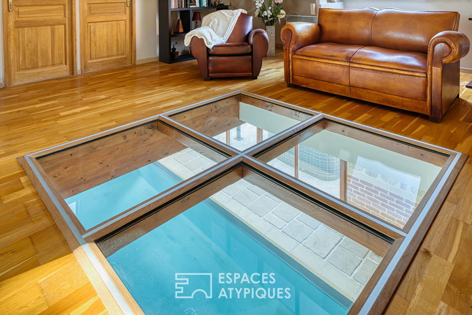 Villa contemporaine sur jardin paysagé avec piscine couverte