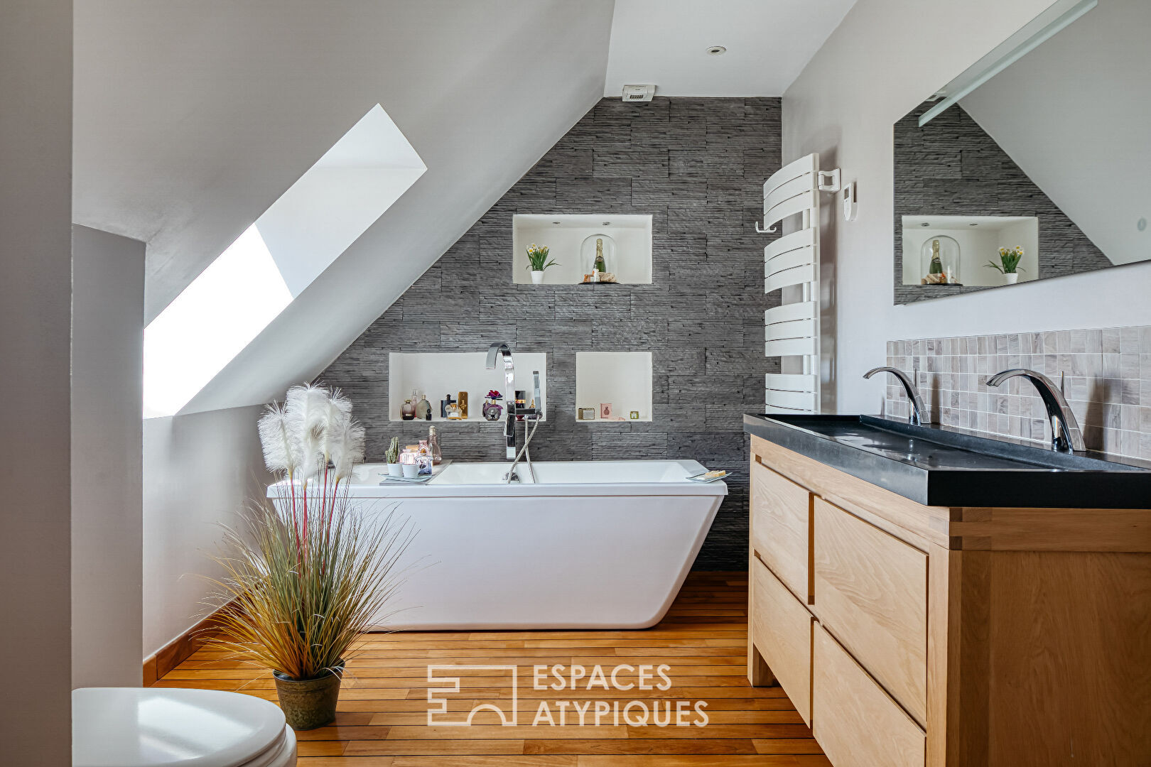 Villa contemporaine sur jardin paysagé avec piscine couverte