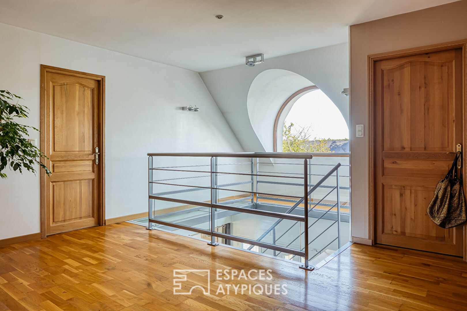 Villa contemporaine sur jardin paysagé avec piscine couverte