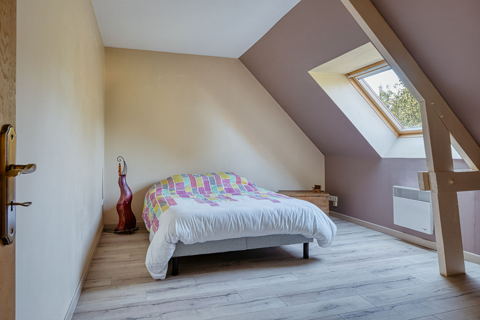 Villa contemporaine sur jardin paysagé avec piscine couverte