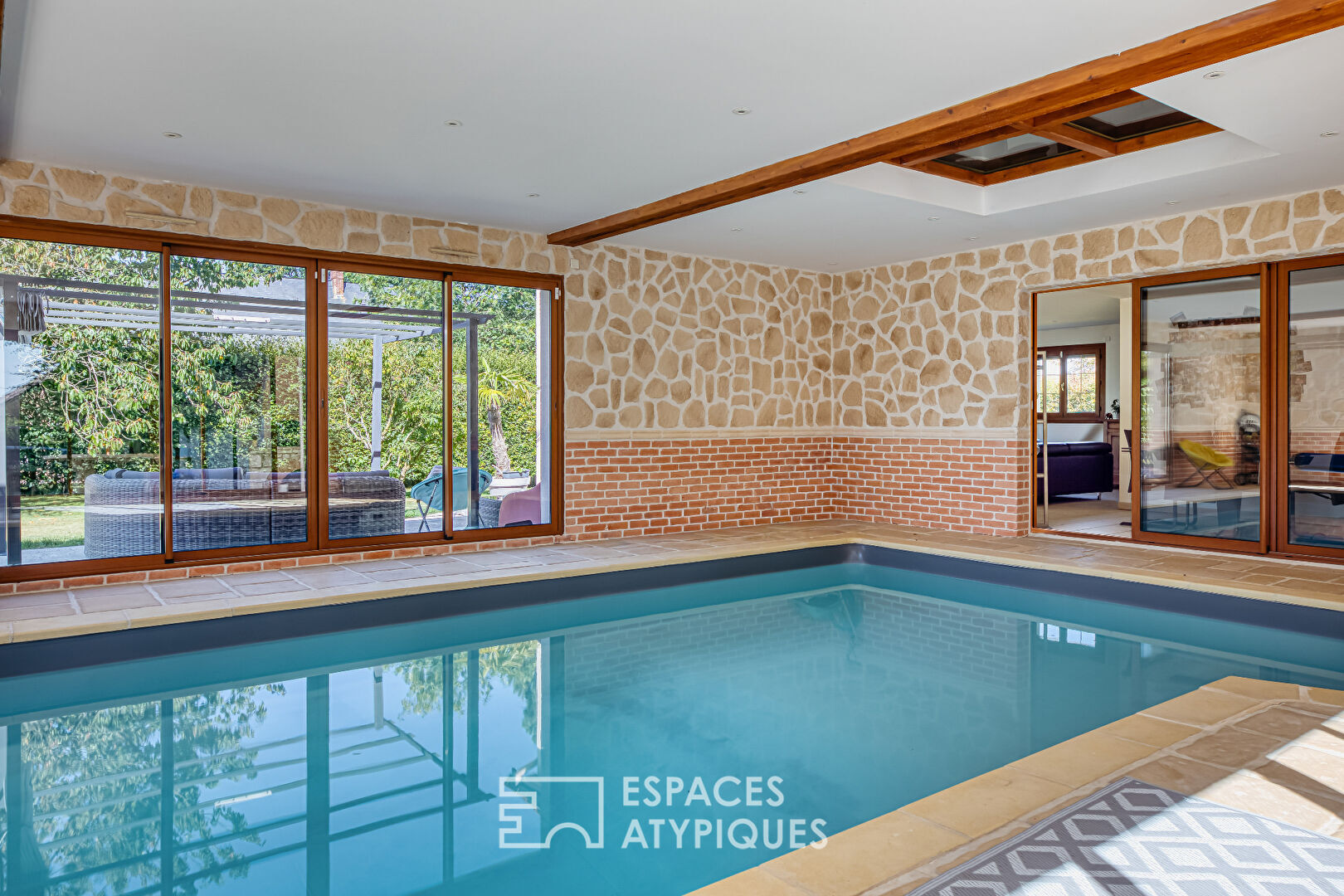 Villa contemporaine sur jardin paysagé avec piscine couverte
