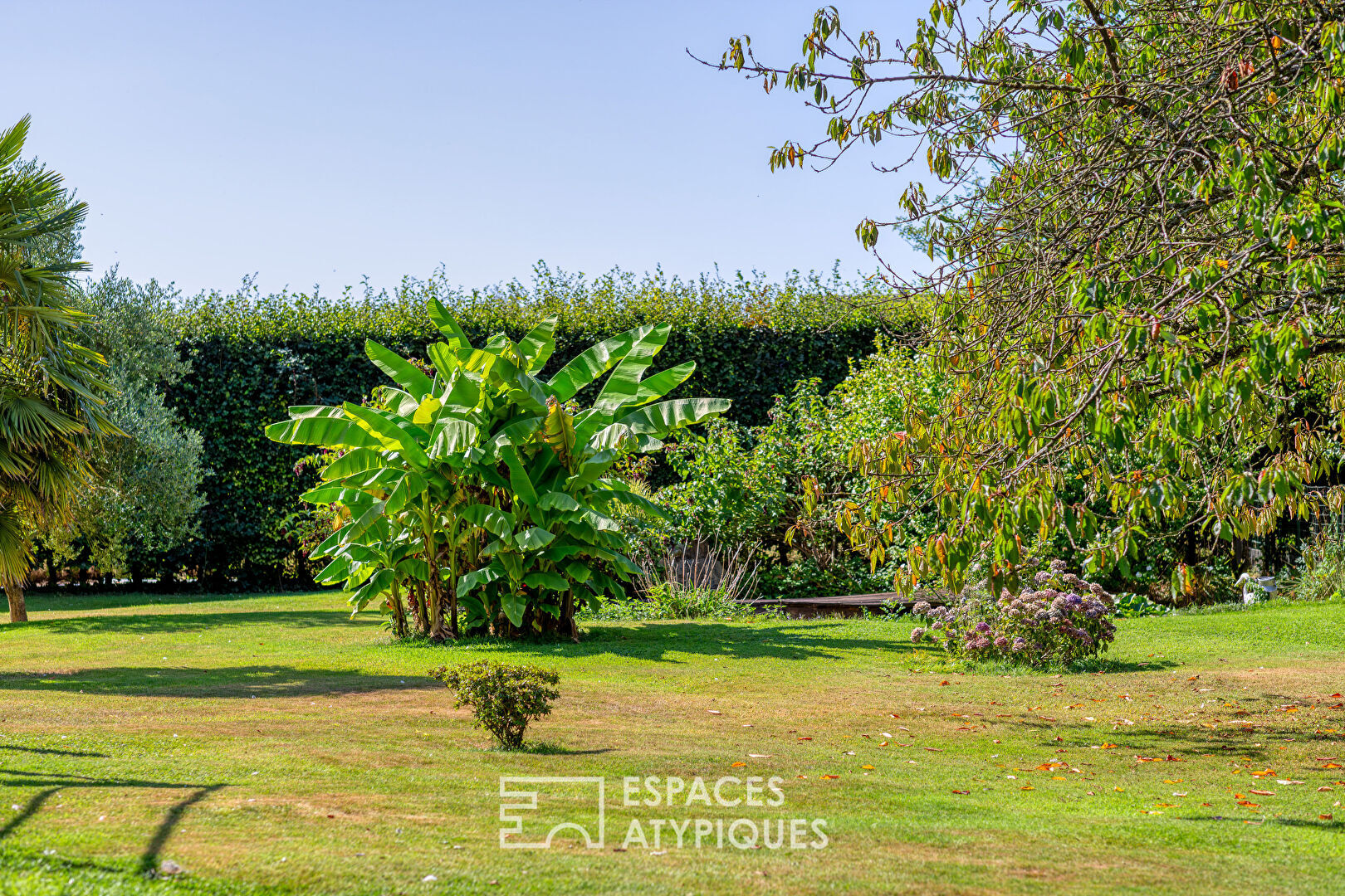 Villa contemporaine sur jardin paysagé avec piscine couverte