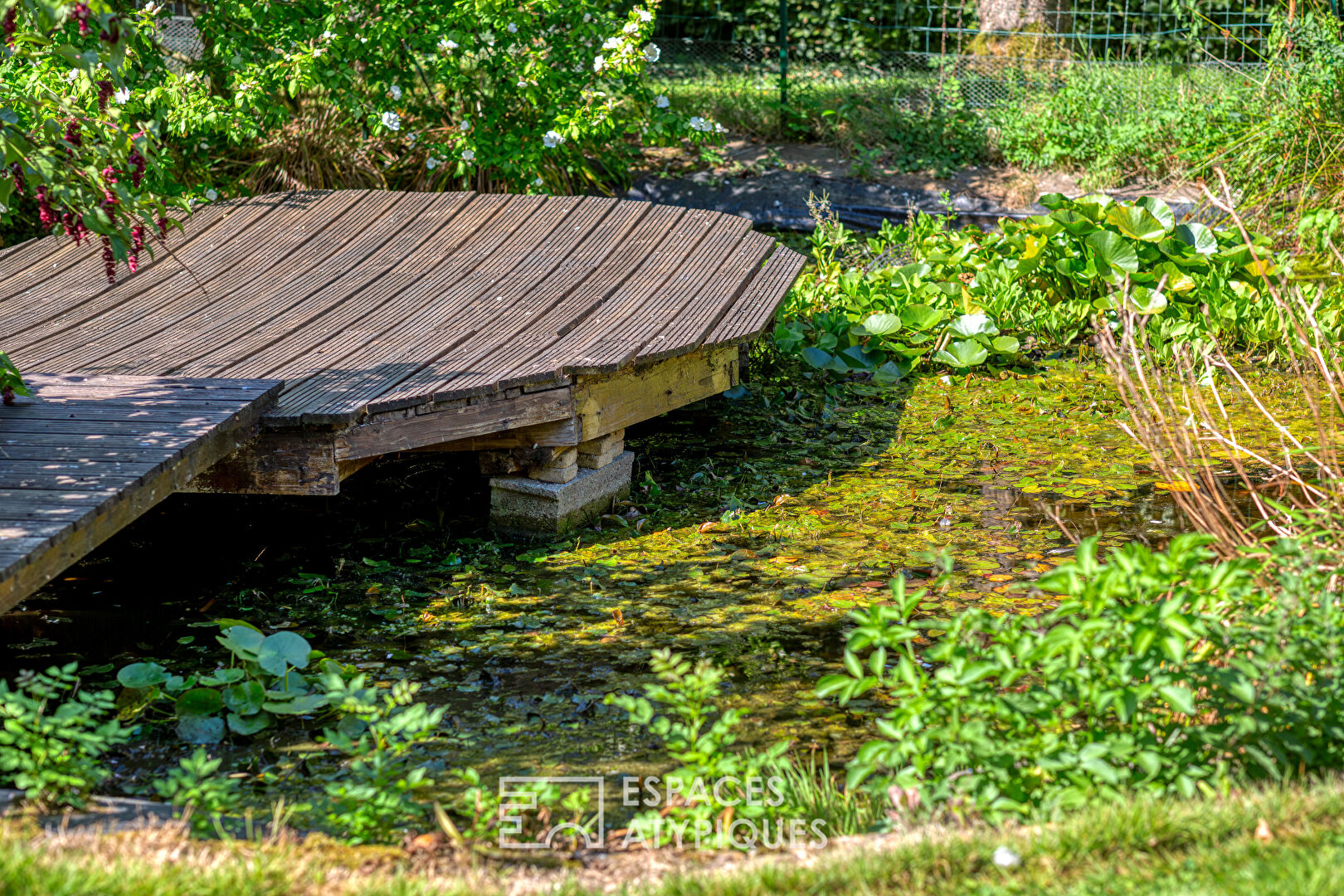 Villa contemporaine sur jardin paysagé avec piscine couverte