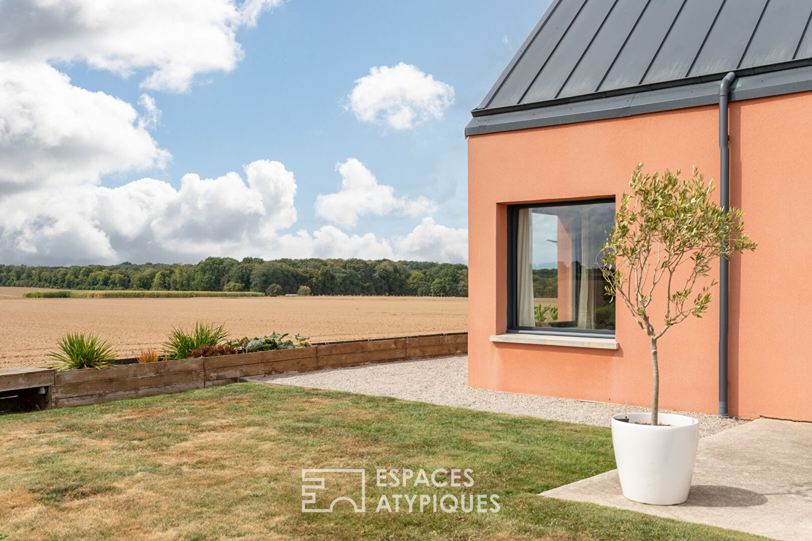 Contemporary elegance in the heart of the countryside