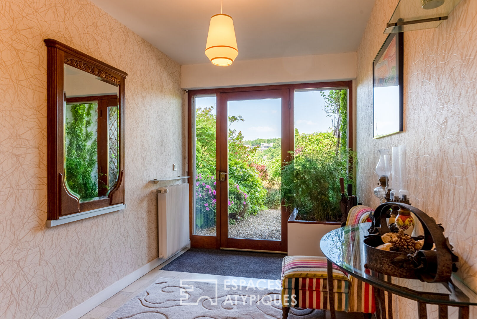 Maison d’architecte spacieuse et discrète avec vue verdoyante