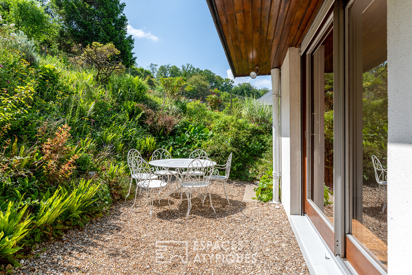 Maison d’architecte spacieuse et discrète avec vue verdoyante