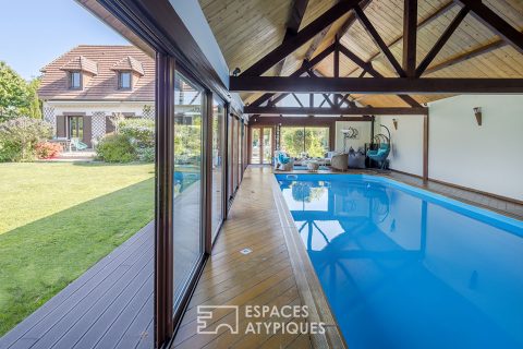 Maison familiale avec piscine couverte et jardin paysagé