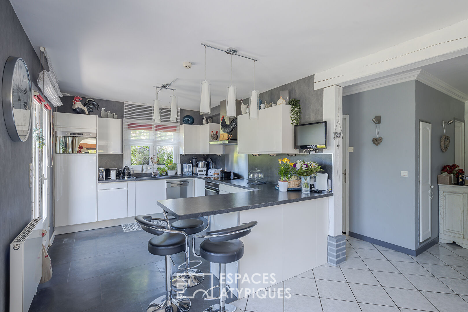 Maison familiale avec piscine couverte et jardin paysagé