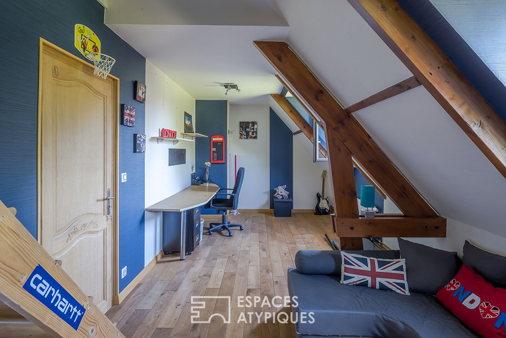 Maison familiale avec piscine couverte et jardin paysagé